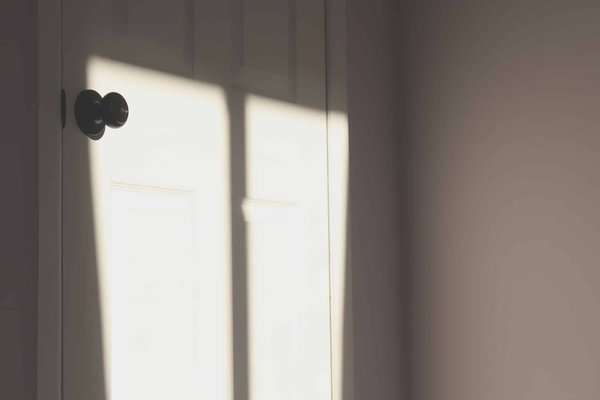 Comment ouvrir une porte claquée ou fermée à clé ?