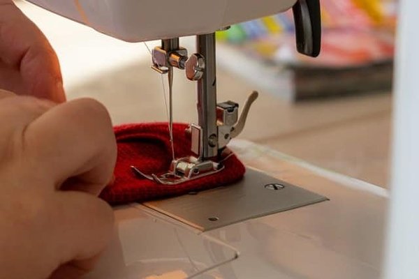 Quels sont les critères à prendre en compte pour choisir sa première machine à coudre ?