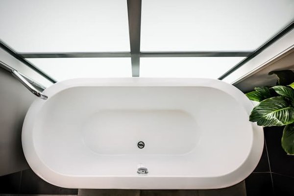 Guide pratique : Comment installer une baignoire avec rebord facilement
